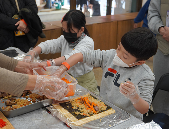 직접 김밥을 만들고 있는 어린이 주민 두명