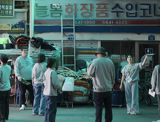 시장 안에서 활동하는 홍자람 참여자들
