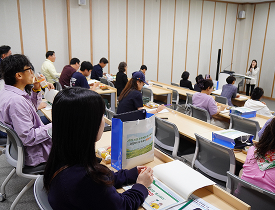 홍스테이 설명을 듣는 로컬매니저들