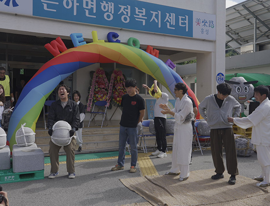 은하면 행정복지센터 앞에서 축제를 즐기고 있는 주민들의 모습